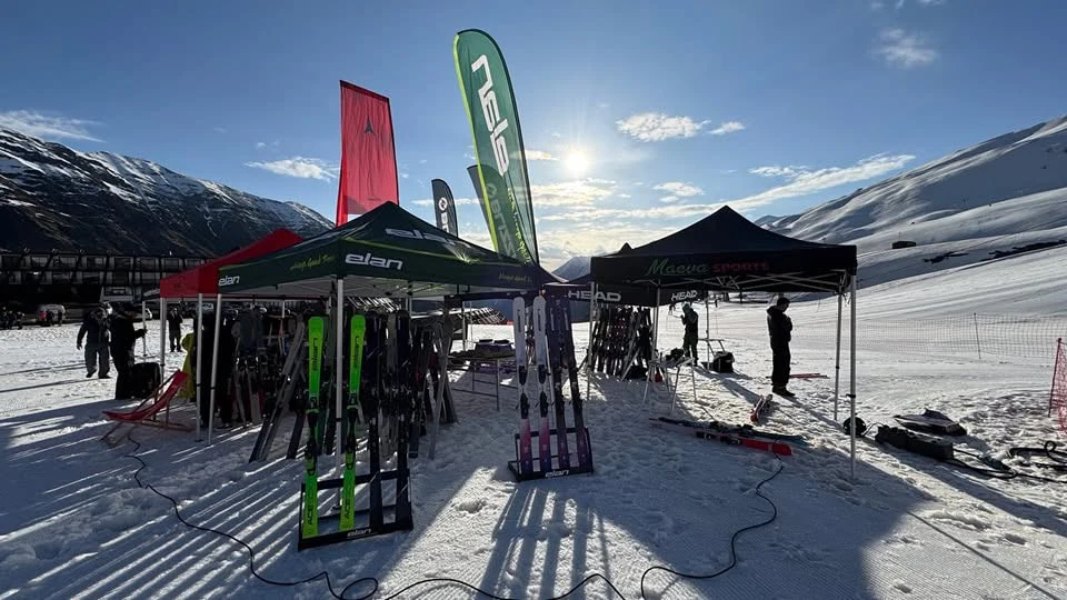 Base du free test à Piau Engaly sur les pistes. Les stands des partenaires expose leur matériel de glisse.