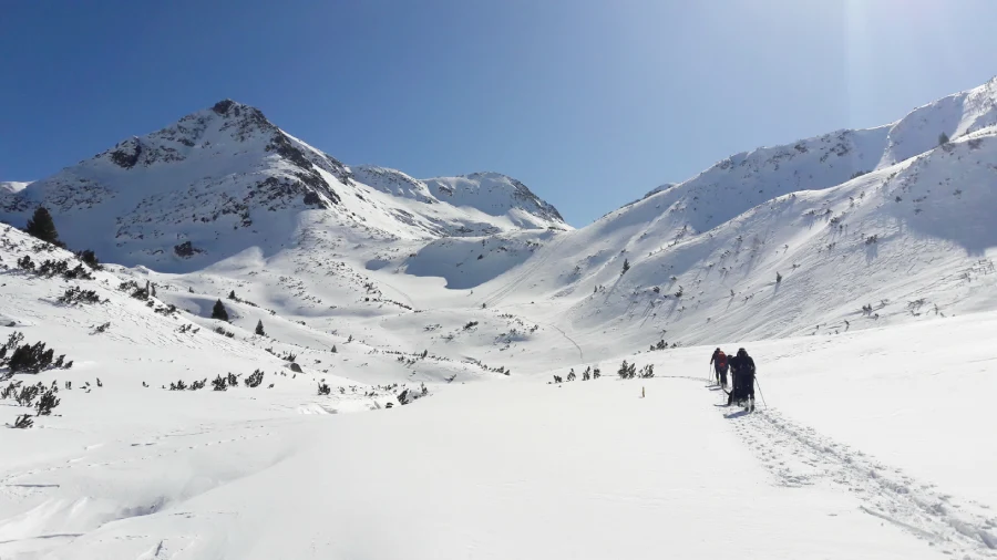 Randonneurs ski se suivent dans la vallée du mont Pirin en Bulgarie