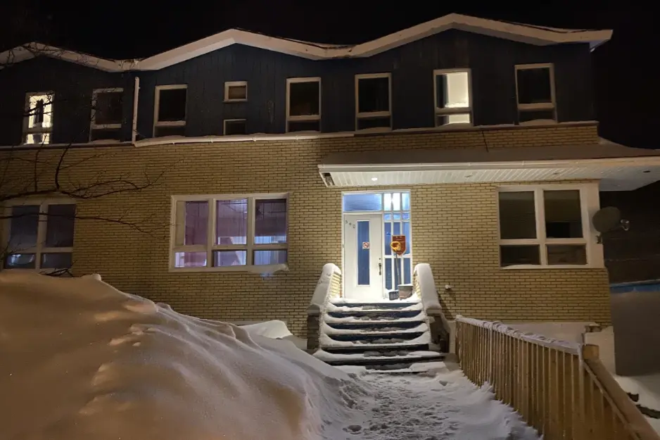 vue extérieure de nuit de l'auberge en Gaspésie