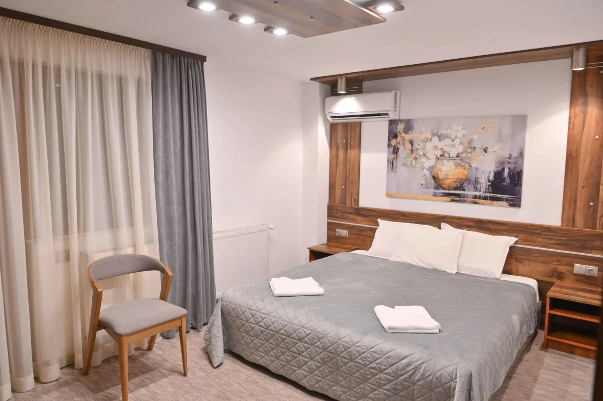 Intérieur de la chambre luxe de l'hôtel Rothmans à Brosko en Bulgarie.