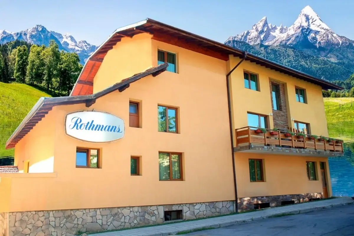 Façade de l'hôtel Rothmans à Bosko en Bulgarie.