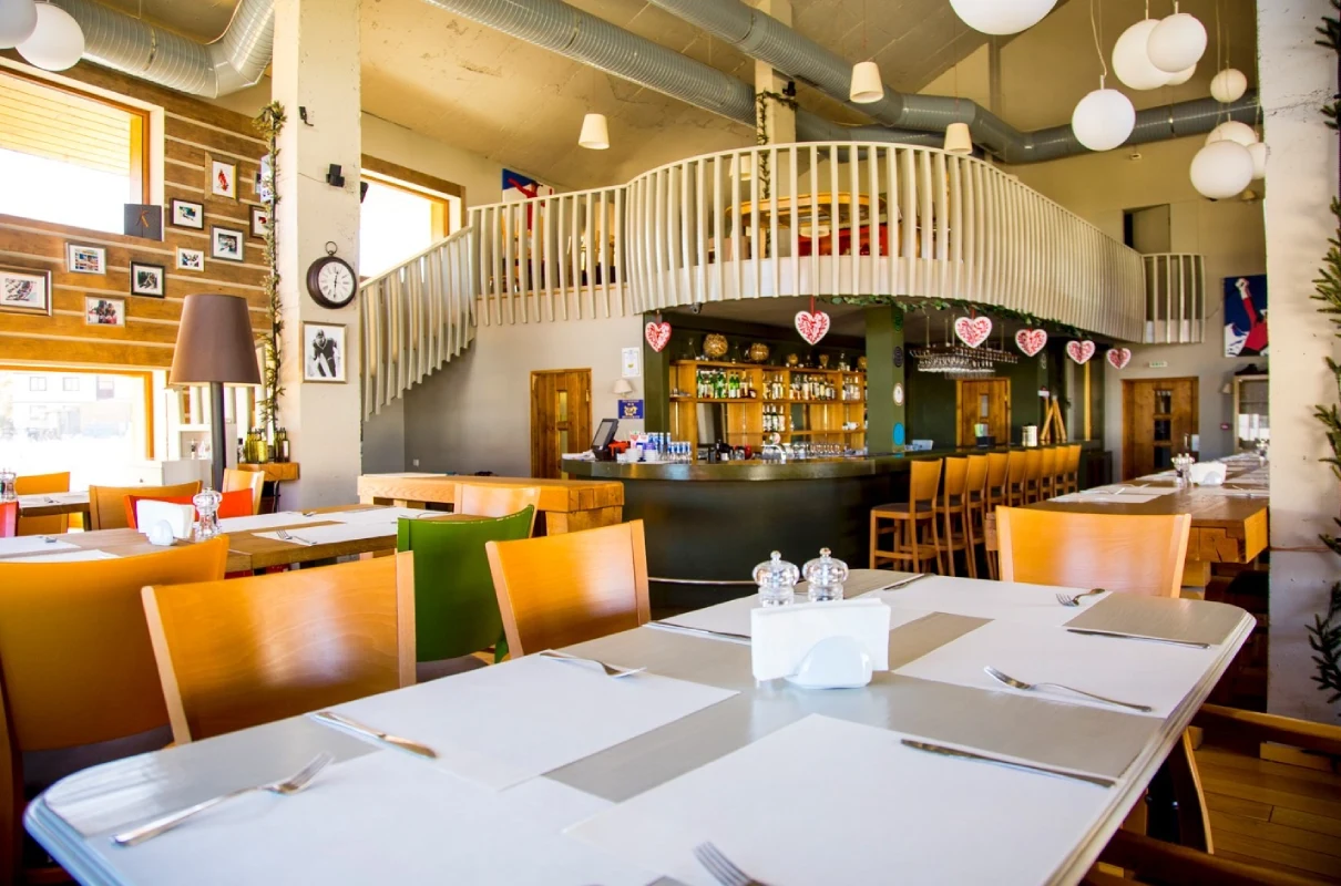 Salle de restaurant de l'hôtel White Lavina