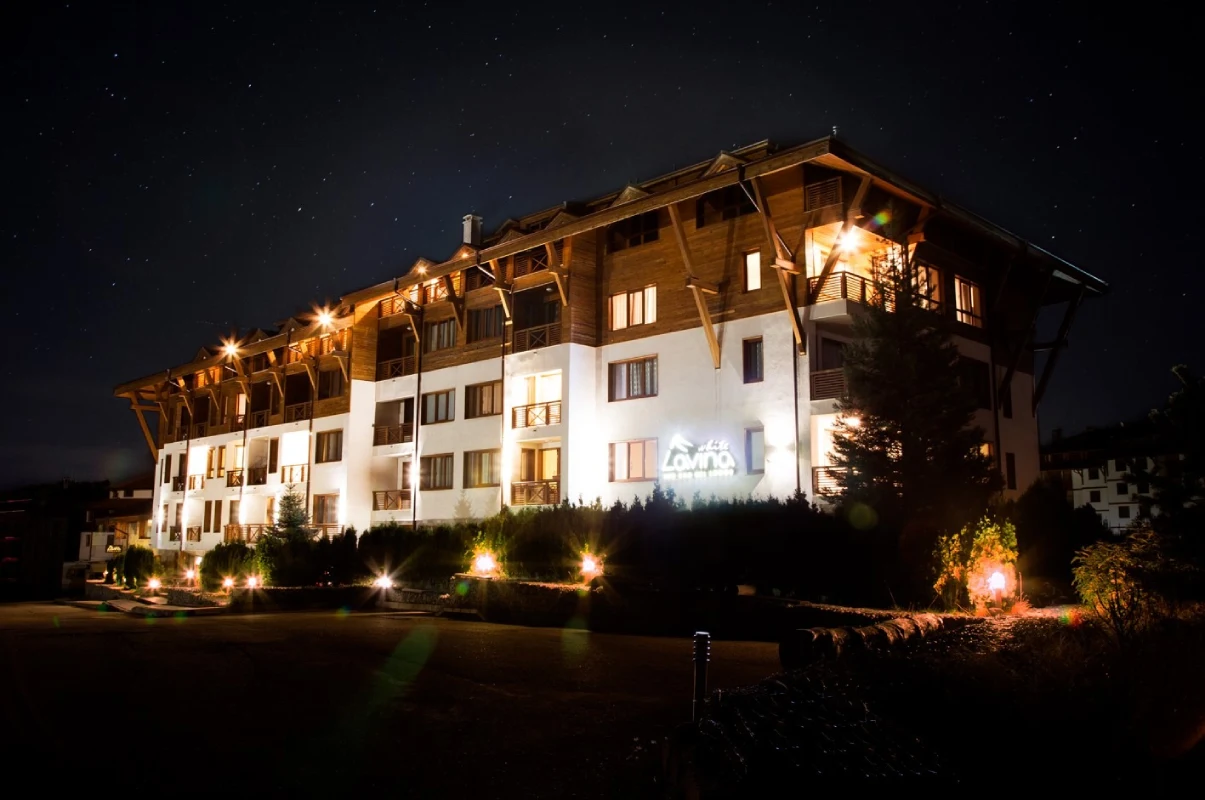 Façade de l'hôtel whitelavina de nuit éclairé.