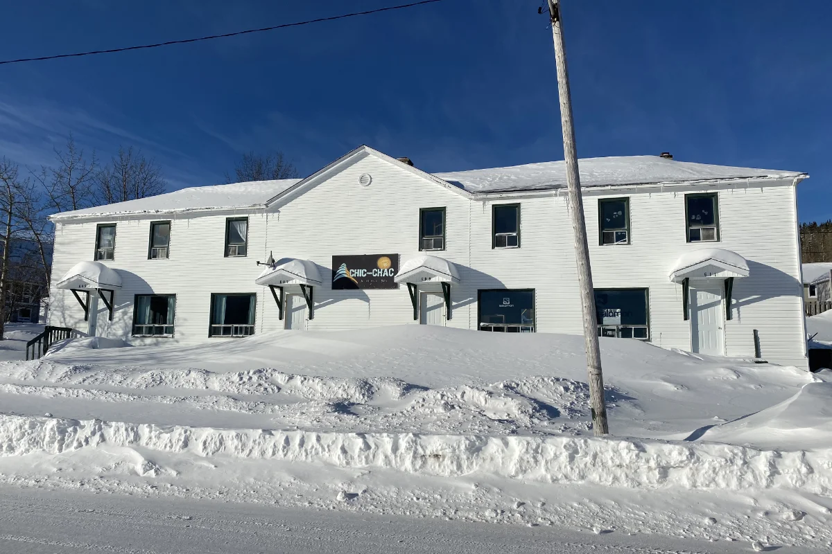 Auberge Chic chac vue façade extérieure sous la neige